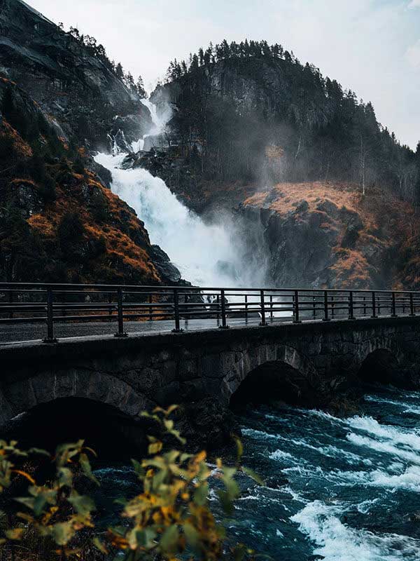 离谱！因为对方主场的助威声浪实在太恐怖，主裁根本听不清耳机里 VAR 的任何建议。