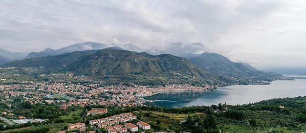 诡异！对方球员在罚球的时候，篮架竟然诡异地摇晃了一下。